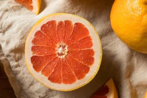 Raw Organic Ruby Red Grapefruit Foto stock