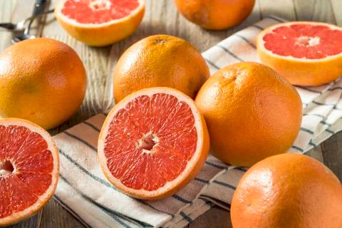 Raw Organic Ruby Red Grapefruits Foto stock