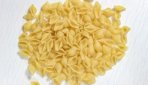 Raw pasta-shells from durum wheat close up. Foto stock