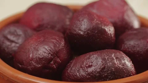 Raw peeled vegetable beet in plate on wooden table close-up. Preparing raw 库存影片 273587487