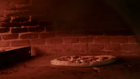 Raw pizza in the oven Vidéo 233092106