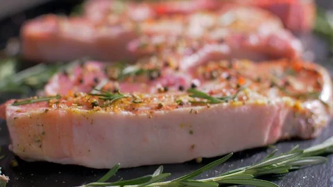 Raw pork chops with bone flavored with a mix of spices Vídeo Stock 106470954