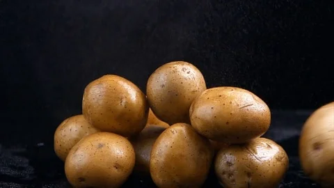 Raw potato isolated on black background Stockbeeldmateriaal 121783085