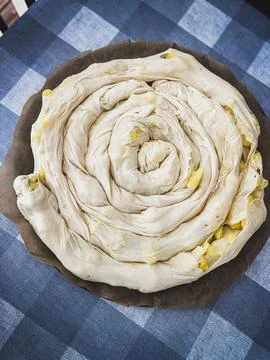 Raw Potato Pie Ready for Baking in the Oven Tray Stock-Fotos