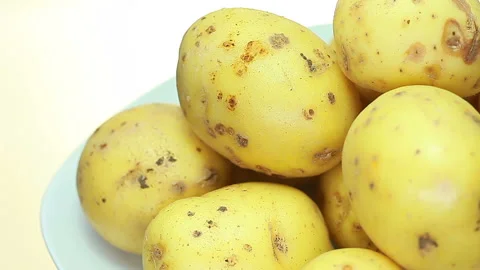 A raw potato is rotated. Video stock 93913712