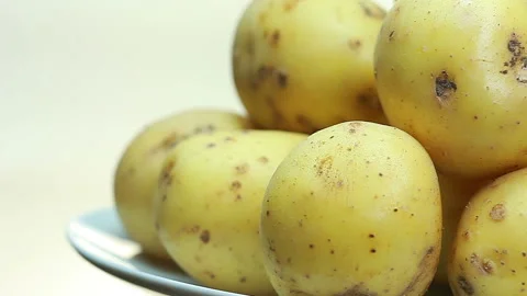A raw potato is rotated. 스톡 동영상 94006000