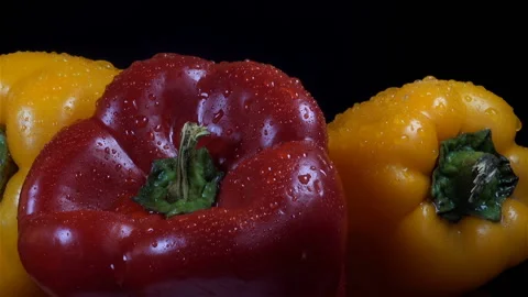 Raw red and yellow bell peppers Video stock 140819097