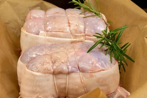 Raw roast turkey, close-up, in a dish Foto stock