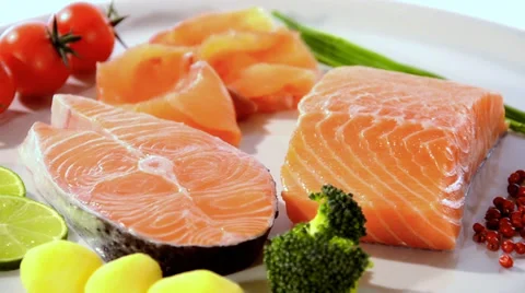 Raw salmon slices with vegetables Vídeo Stock 37692220