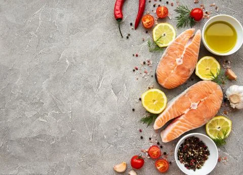 Raw salmon steaks Foto stock