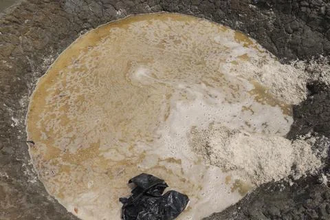Raw salt Processing with water on cave Fotos de archivo