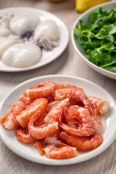Raw shrimp and cuttlefish. High quality photo. Foto stock