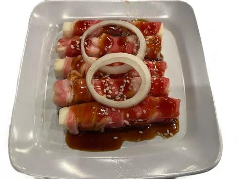 Raw sliced beef wrapped mozzarella cheese sticks 库存照片