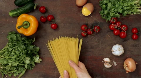 Raw spaghetti on wooden table Video stock 62063965