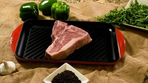Raw steak, arugula, black pepper, garlic and bell pepper Stockbeeldmateriaal 102609266