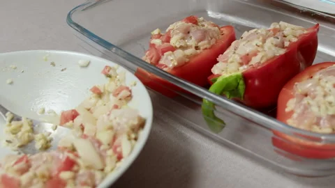 Raw stuffed bell peppers Vídeo Stock 165664184