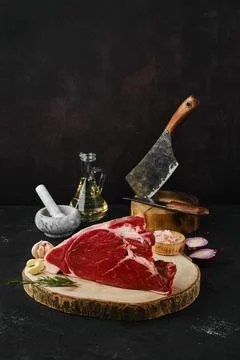 Raw top round roast beef steak on wooden cutting board Foto stock