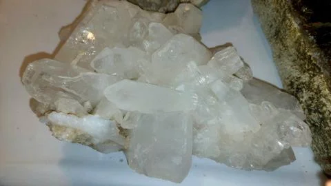 Raw Translucent White Quartz Crystal Cluster Specimen Geological Rock Formation 库存照片