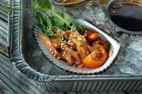 Raw uncooked clams shells shellfish , laid out on ice. Clouse-up Stockfoto's