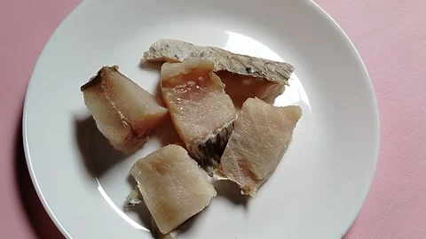 Raw White Snapper Fish Cuts Served on a Clean White Plate for Culinary Preparati 库存影片 334766868
