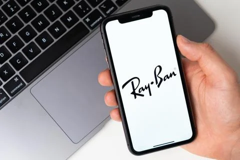 Ray Ban the application is open in the smartphone. The man is holding a mobile 스톡 사진