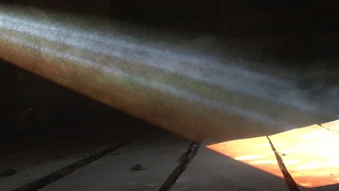 A ray of light from the sun in an old abandoned attic with a wooden floor of Vídeo Stock 104307119