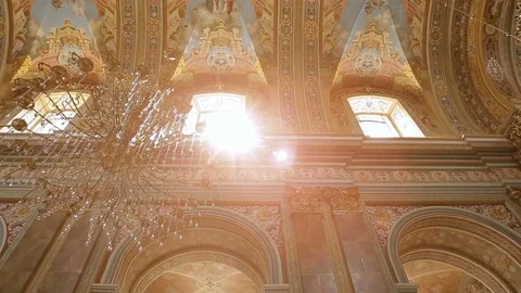 A ray of light through the chandelier in the cathedral 스톡 동영상 76046903