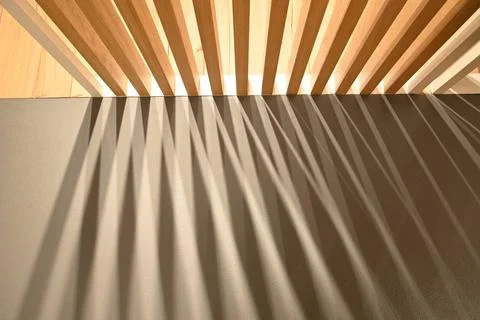  Ray lights through woodden pattern frame creating graphic shadows on gray... Foto stock