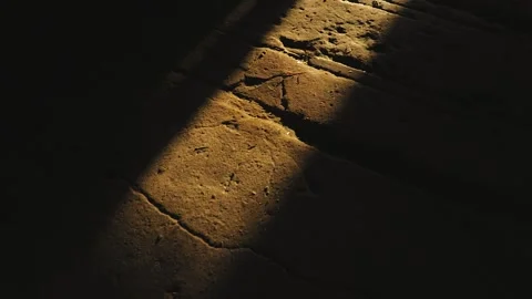 A ray of sunshine passes through the windows, stoit on the floor in the stable Vidéo 132293941