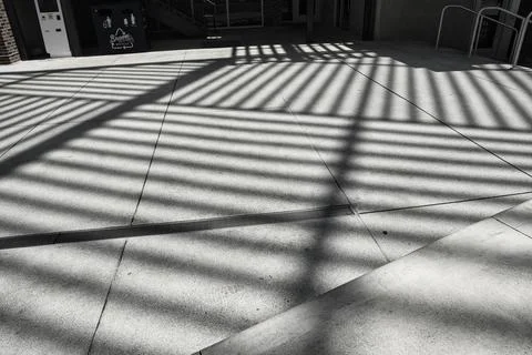 Rays of light creating a pattern passing through the metal frame. Foto stock