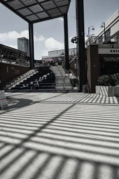 Rays of light creating a pattern passing through the metal frame. Foto stock