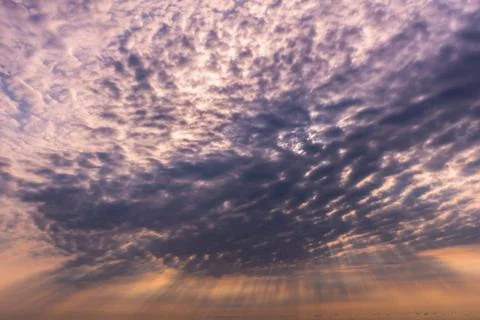 Rays of light shining down from the sky cloud Foto stock
