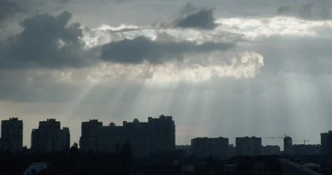 Rays of light through the clouds Vidéo 164071031
