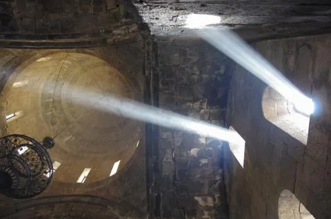Rays of light thru window inside of church st. Poghos and Petros. in Tatev mo Foto stock