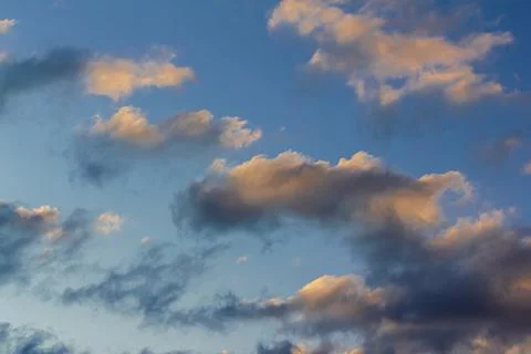 The rays of the setting sun glide over a dark overcast cloud. Overcast weathe Foto stock