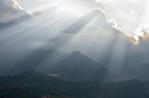 Rays of the sun from behind the clouds over the mountains. North Vietnam. Foto stock