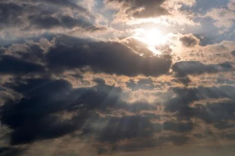 The rays of the sun make their way through dramatic thunderclouds Foto stock