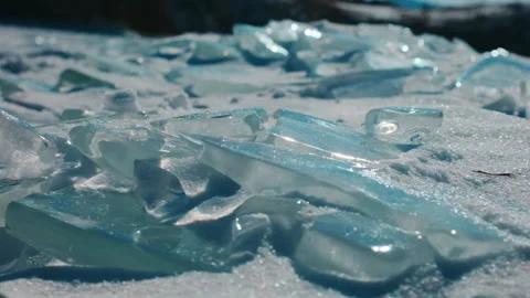 Rays of the sun play on pieces of ice 動画素材 170760753