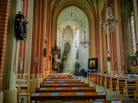 Rays of sun propagating through the window of the church in Druskininkai Stockfoto's