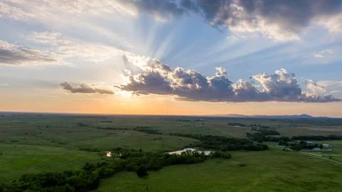 Rays of sun shining down over a small pond Fotos Stock