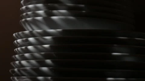 Rays of the sun on a stack of ceramic dishes, time-lapse. Video stock 171147312