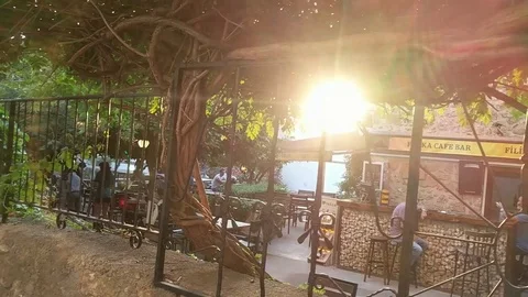 Rays of the sun through the leaves in old city Antalya 스톡 동영상 92762572
