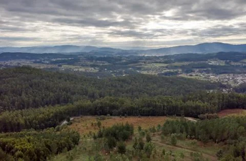 Rays of sunlight falling on a forest and a village in a mountain valley Foto stock