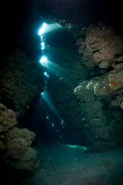 Rays of sunlight shining through inside an underwater cave. Foto stock