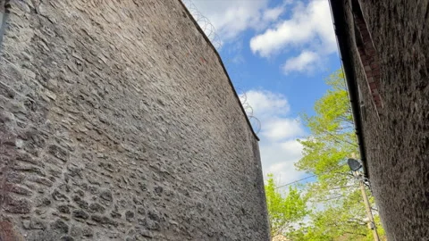 Razor Wire On Top Of High Wall, Shepton Mallet Prison. Somerset, England. 動画素材 190667468
