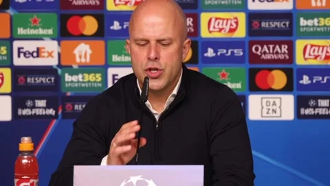 RB Leipzig 0-1 Liverpool: Arne Slot press conference Video stock 289148706