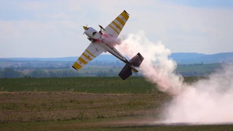 RC model aircraft with smoke Video stock 102026908