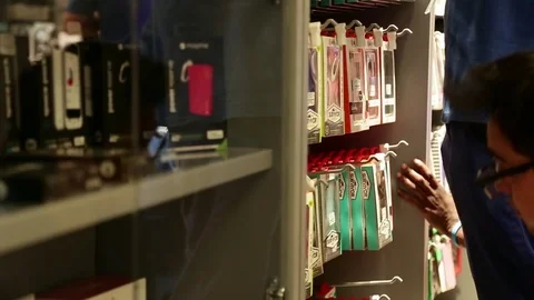 Re-stocking phone cases 库存影片 77046364