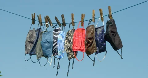 Re-usable face masks drying in a breeze on a washing line Vídeo Stock 139310752