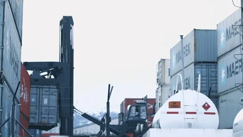 Reach Stacker Handling Shipping Container in Cold Climate Port, Ushuaia  Vidéo 116587755